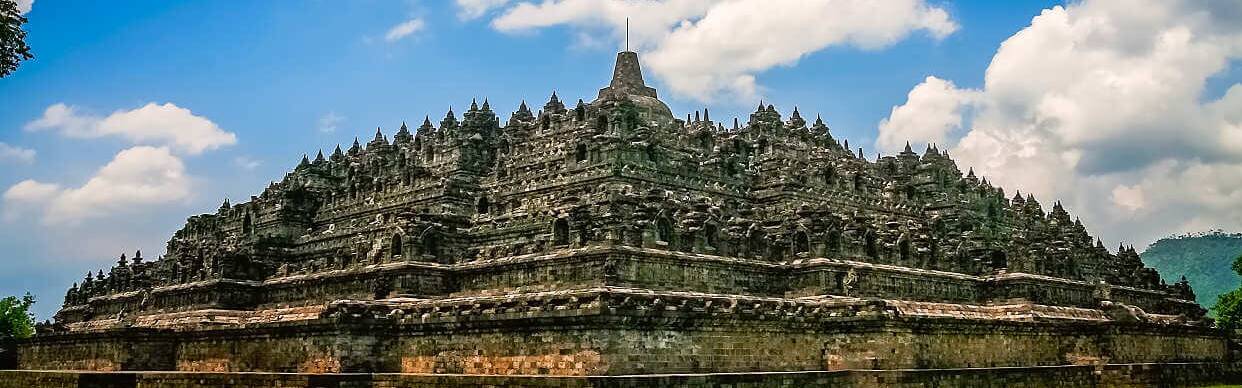 Die weltgrößte buddhistische Tempelanlage Borobudur befindet sich auf Java bei der Stadt Yogyakarta in Indonesien