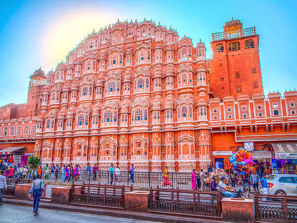 Bild des beeindruckenden Hawa Mahal (Palast der Winde) in Jaipur - Erleben Sie unvergessliche Indien Reisen
