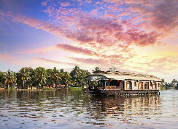 Bild der malerischen Kerala Backwaters - Erkunden Sie auf Indien Reisen diese idyllische Region