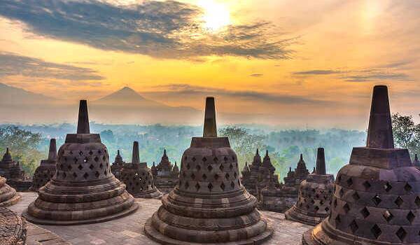 Candi Borobudur Tempelanlage in Yogyakarta auf der Insel Java von Indonesien beim Inselhopping erlleben.