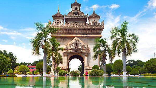 Sehenswürdigkeiten in Laos – der Patuxai ist ein Triumphbogen in der Hauptstadt Vientiane.