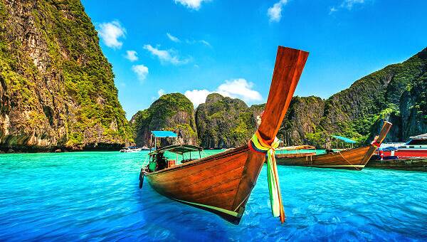 Erleben Sie die atemberaubende Schönheit der Maya Bay – eine der Top-Sehenswürdigkeiten in Thailand.