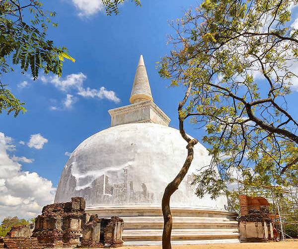 Die Tissamaharama Dagoba, die sich mitten in der Tempelanlage des Klosters befindet, ist eine der größten Stupas in Sri Lanka
