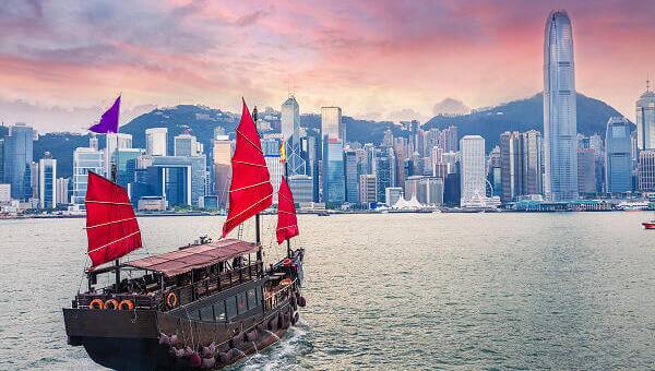 Einzigartige Sehenswürdigkeit in Hongkong – die Dschunke im Hafen von Hongkong Victoria.