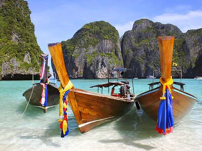 Türkises Meer und weiße Sandstrände beim Inselhopping in Thailand