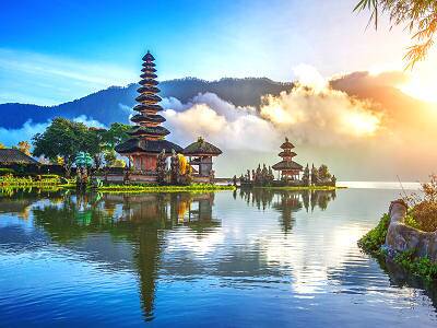 Historischer Tempel auf einer tropischen Insel in Indonesien, umgeben von üppiger Natur