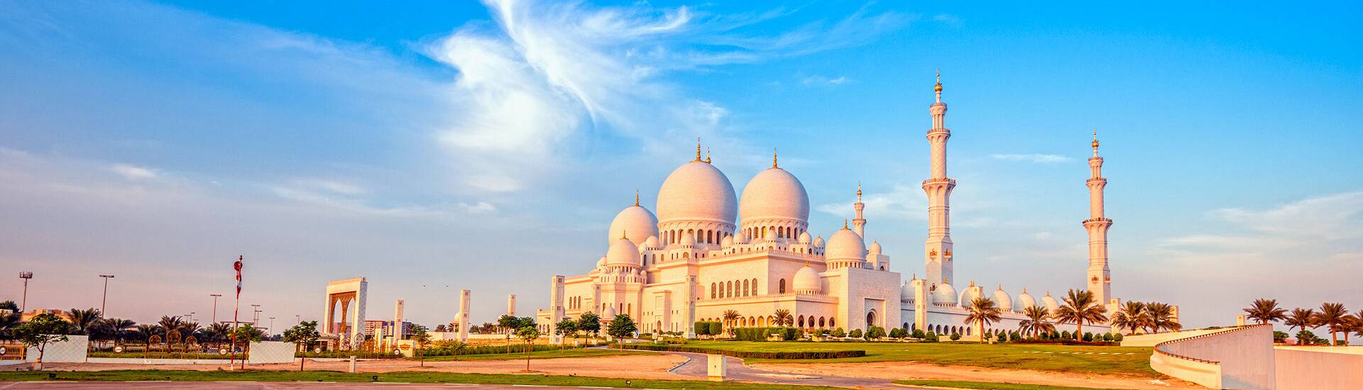 Abu Dhabi entdecken: Die optimale Reisezeit für Moschee, Strand und Wüste
