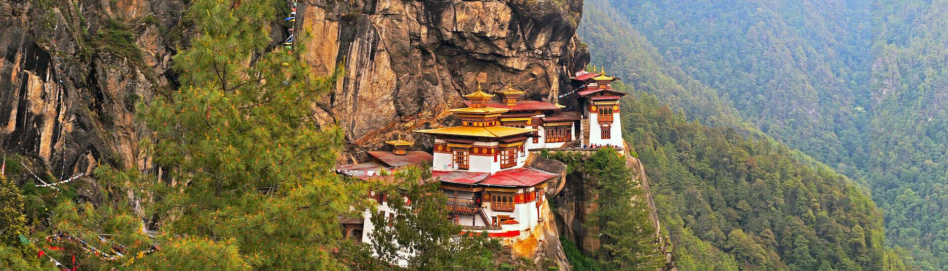 Das buddhistische Paro Taktsang Kloster thront majestätisch in Bhutan. Entdecken Sie die beste Reisezeit!