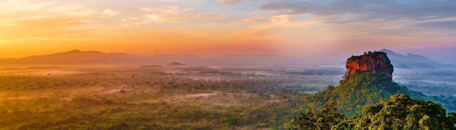 Eine landschaftliche Aufnahme von Sigiriya mit einem Text, der die beste Reisezeit für das Land beschreibt.