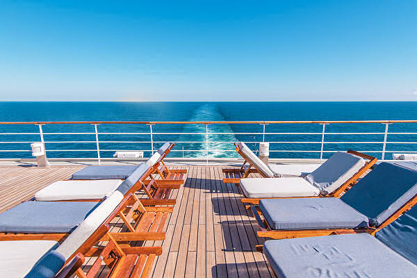 Blick auf das Sonnendeck eines Kreuzfahrtschiffs – jetzt Kreuzfahrt buchen und Entspannung auf hoher See genießen