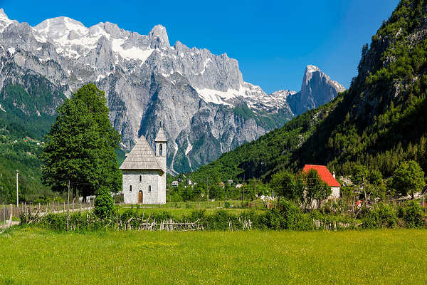 Panoramablick auf die albanischen Alpen während eines Urlaubs