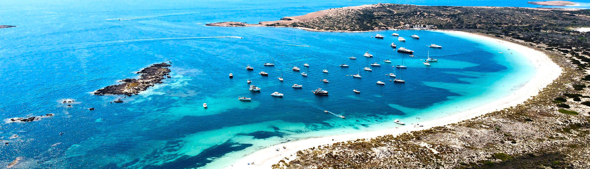 Traumhafter Strand Ses Illetes auf Formentera mit kristallklarem Wasser und feinem weißen Sand