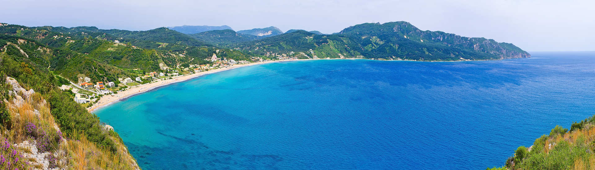 Sandstrand auf dem Peloponnes in Griechenland – Perfekter Ort für Entspannung und Badeurlaub