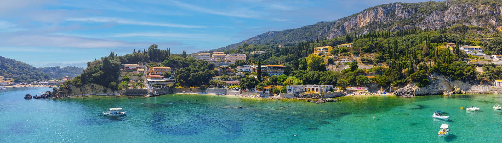 Atemberaubender Blick auf Paleokastritsa in Griechenland – türkisblaues Wasser und malerische Küstenlandschaft