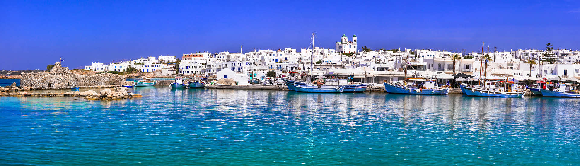 Malerisches Fischerdorf Naoussa auf der Insel Paros mit traditionellem Hafen und weißen Häusern