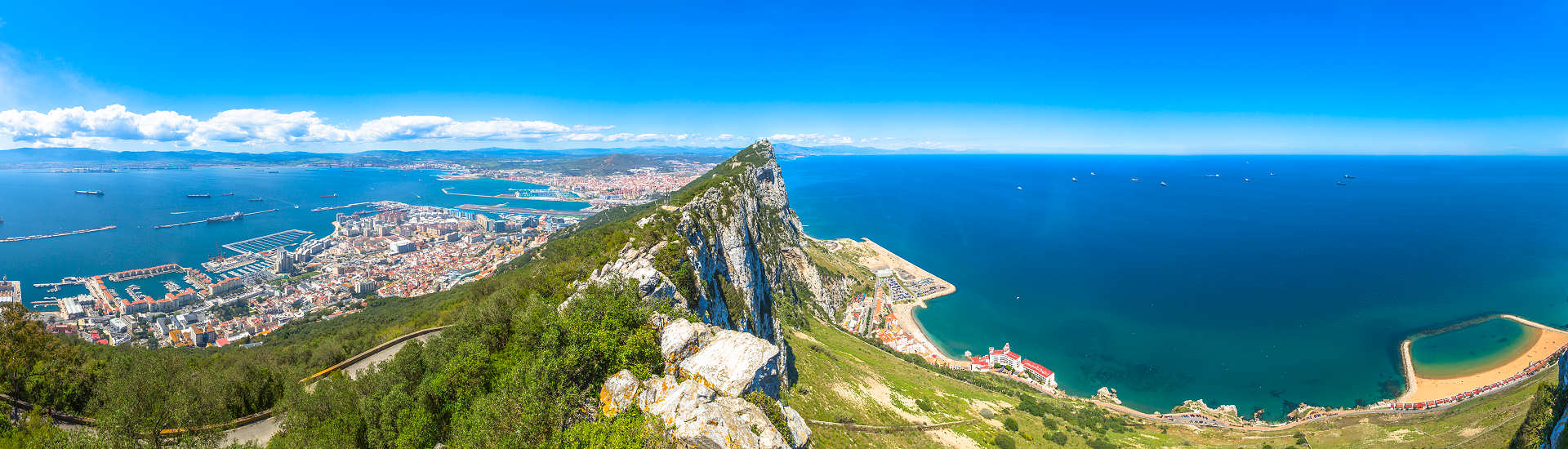 Blick auf den Felsen von Gibraltar vom spanischen Festland aus bei Sonnenuntergang