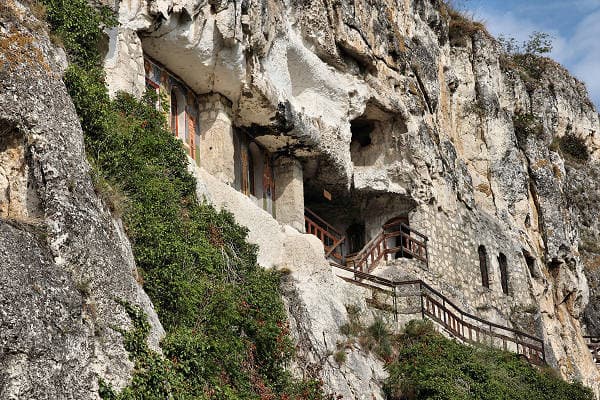 Bulgarien Urlaub – Entdecke das beeindruckende Felsenkloster Iwanowo