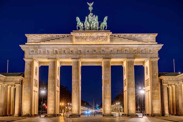 Brandenburger Tor in Berlin bei einer Reise durch Deutschland – Historisches Wahrzeichen und beliebte Sehenswürdigkeit