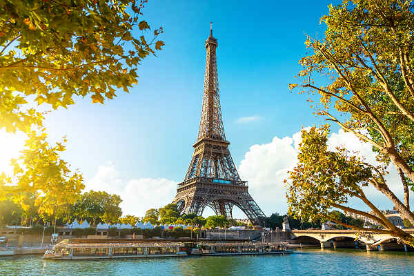 Blick auf den Eiffelturm in Paris – Ein Muss auf deiner Reise nach Frankreich