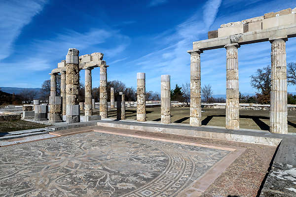 Antiker Palast von Aigai in Vergina, Griechenland bei strahlendem Sonnenschein