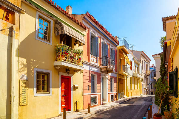 Historisches Viertel Plaka in Athen mit engen Gassen und traditionellen Gebäuden