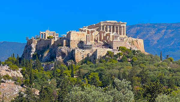 Blick auf die Akropolis in Athen, Griechenland, mit dem Parthenon-Tempel auf dem Festland.