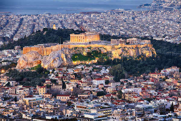 Panoramablick auf die Akropolis in Athen, Griechenland, mit dem Parthenon bei Sonnenuntergang.