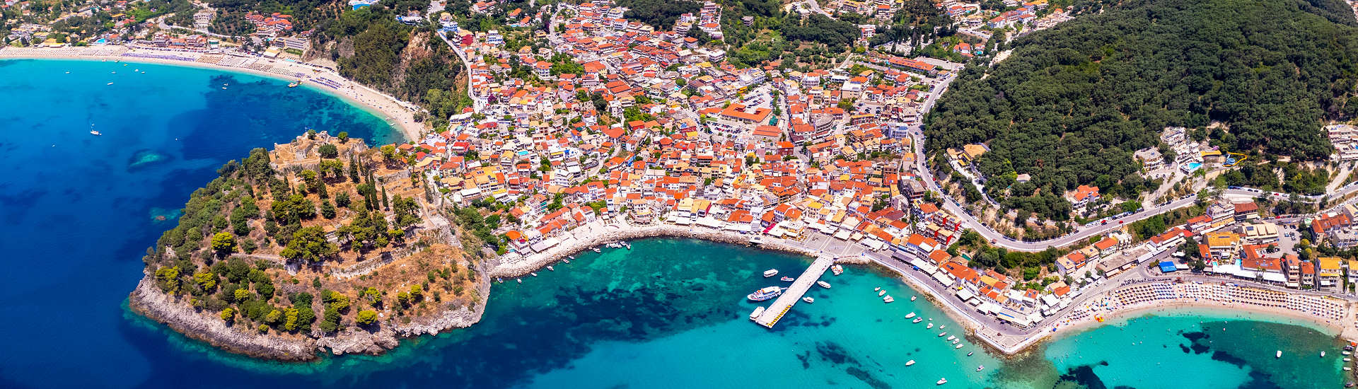 Malerische Stadt Parga in der Region Epirus, Griechenland – Bunte Häuser und Küstenblick