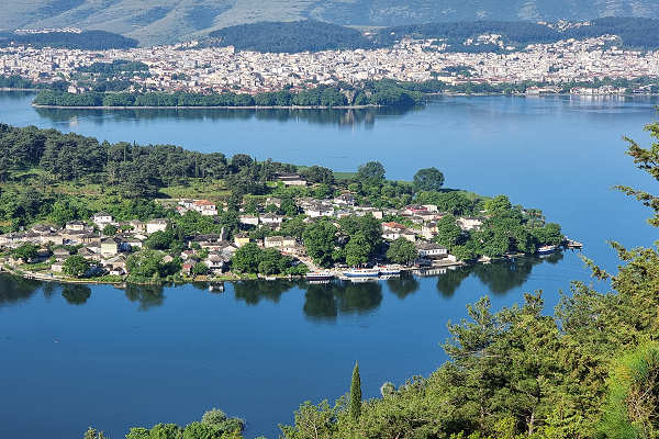 See Pamvotis in Ioannina, Griechenland mit malerischer Landschaft und Bergkulisse.