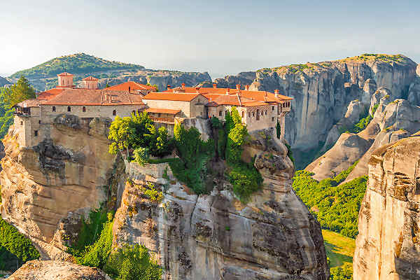 Atemberaubende Aussicht auf die Meteora-Klöster in Griechenland, die auf hohen Felsformationen thronen.