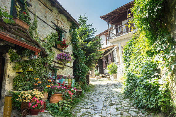 Traditionelles Bergdorf Palaios Panteleimonas in Griechenland