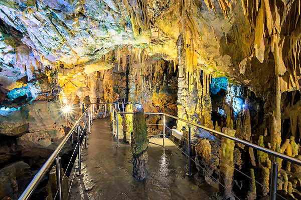 Unterirdische Diros-Höhlen in Griechenland – Stalagmiten und Stalaktiten in beeindruckender Landschaft