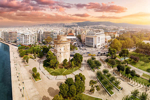 Blick auf die Küste von Thessaloniki, Griechenland, mit historischen Gebäuden und blauem Meer im Hintergrund.