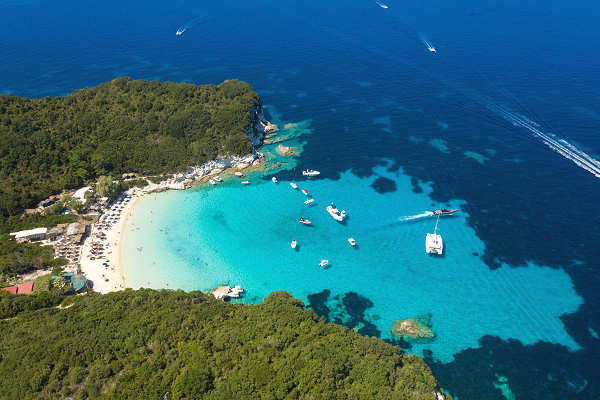 Griechenland Urlaub am Voutoumi Beach auf Antipaxos – Traumhafter Strand mit türkisblauem Wasser und weißem Sand