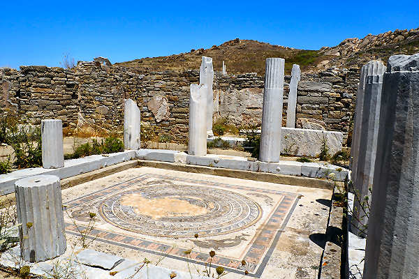 Haus der Delfine auf Delos mit beeindruckenden Mosaiken