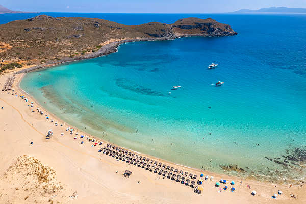 Luftaufnahme von Simos Beach auf Elafonisos, Griechenland, mit türkisblauem Wasser und feinem Sandstrand.