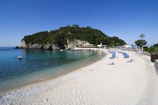 Paleokastritsa Beach auf Korfu – beliebter Strand mit felsigen Buchten und klarem Wasser