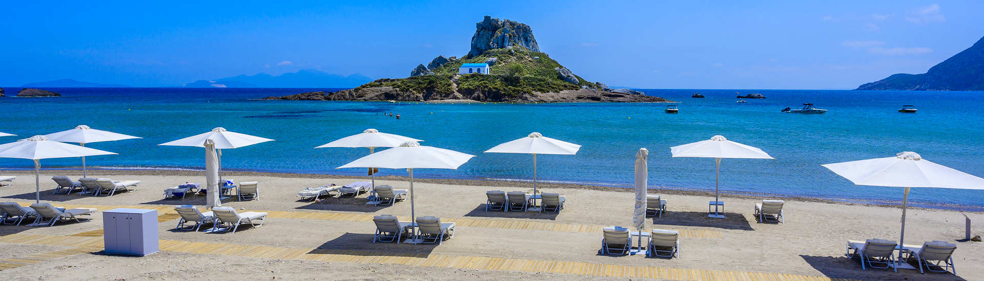 Strand von Agios Stefanos auf Kos mit antiken Ruinen im Hintergrund