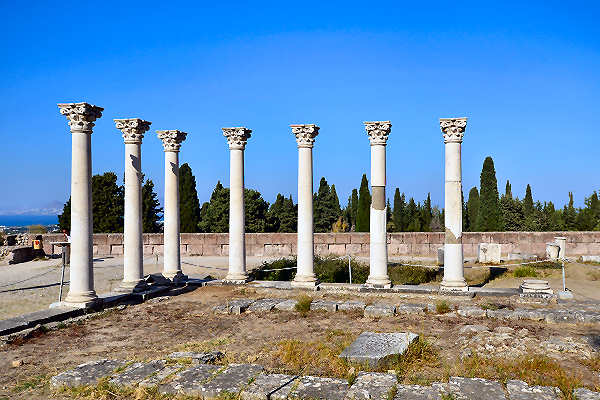 Antike Ruinen des Asklepieion auf Kos, Griechenland – eine bedeutende Sehenswürdigkeit und historisches Heilzentrum der Insel.