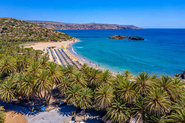 Atemberaubende Küstenlandschaft auf Kreta mit kristallklarem Wasser und historischen Ruinen.