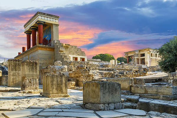 Antiker Knossos Palast auf Kreta mit historischen Ruinen und architektonischen Überresten