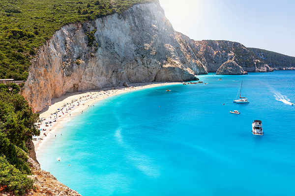 Panorama von Lefkada, einer griechischen Insel, mit türkisfarbenem Wasser und weißen Klippen.