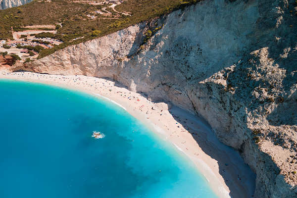 Panoramablick auf den Porto Katsiki Strand in Lefkada, Griechenland.