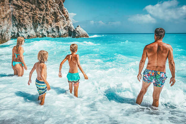 Kinder spielen am sicheren Strand von Vatera Beach