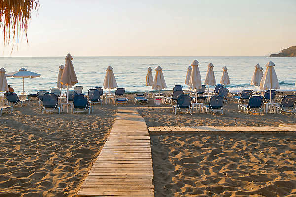 Familienfreundlicher Petra Beach mit flachem Wasser und Tavernen