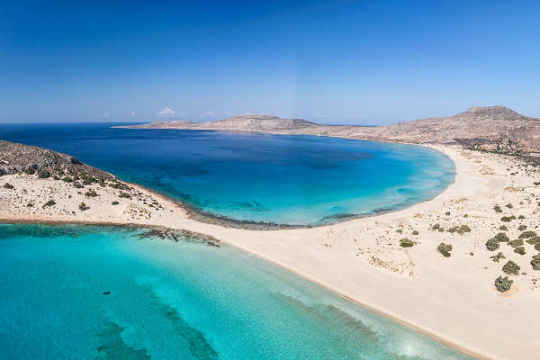 Felsformationen und kristallklares Wasser am Sarakiniko Beach auf der griechischen Insel Milos.