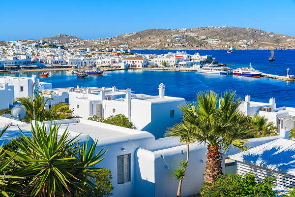 Mykonos-Stadt mit weißen Häusern und blauen Fensterläden