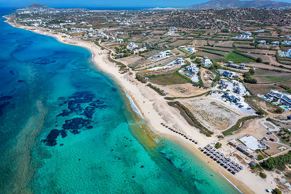 Plaka Beach auf Naxos mit feinem Sand und klarem Wasser