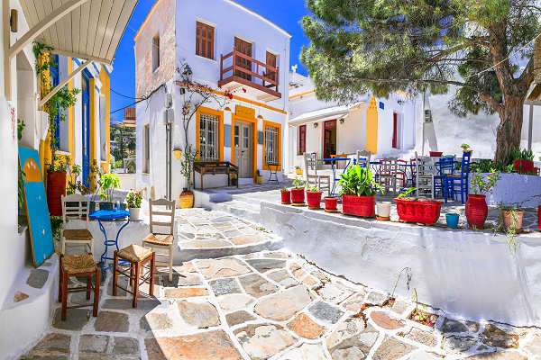 Traditionelles Dorf Lefkes auf Paros, Griechenland – ideal für Kulturreisen