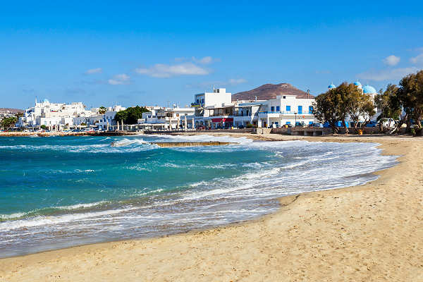 Golden Beach auf Paros mit klaren Wassern und Sonnenanbetern